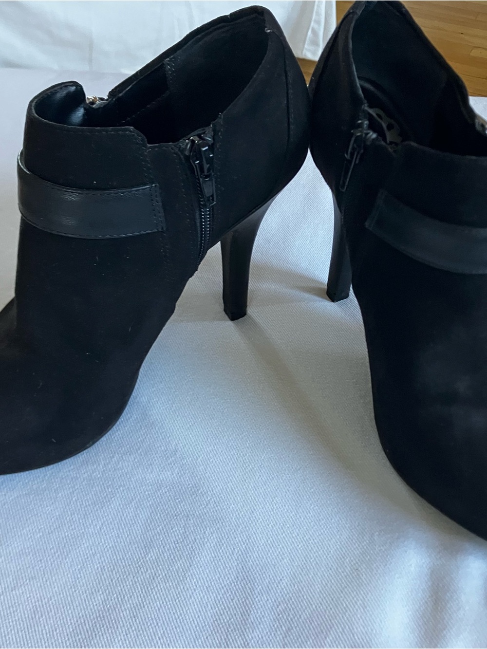 Fergalicious Size 8 Black High-Heel Ankle Booties Side Zipper with Buckle